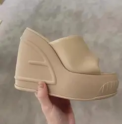 Apricot białe skórzane platformy Peep Toe Wedge Slip On klapki kobiety lato wysokość zwiększenie szpilki sandały plażowe buty