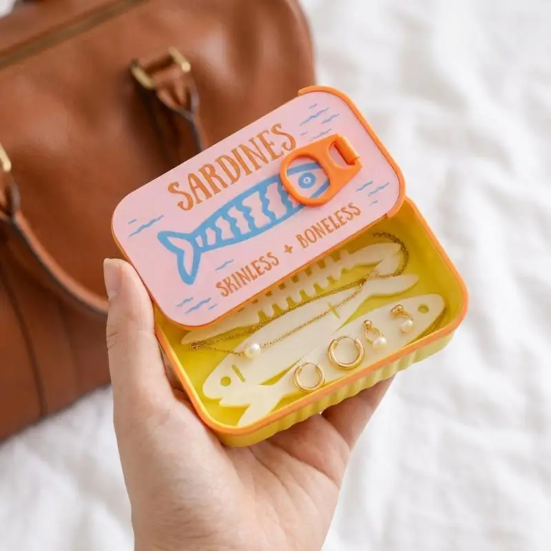 1 Stück Sardinen-Print Mini-Aufbewahrungsbox aus Blech, tragbarer Organizer für Schmuck, Ohrhörer, Pillen, Münzen, geeignet für Reisen, Handtasche, Schreibtisch – Detail 11