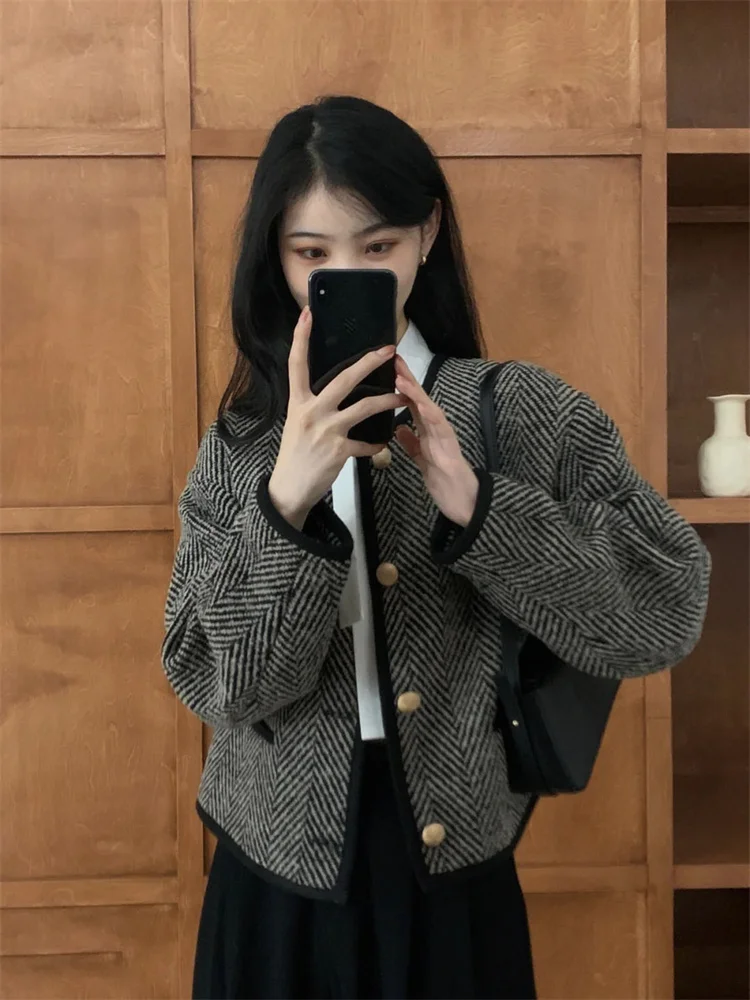 

Chic Autumnal Tweed Short Jacket Elegant Retro Striped Design Korean Style Long Sleeve Coat for Young Women in Winter Season