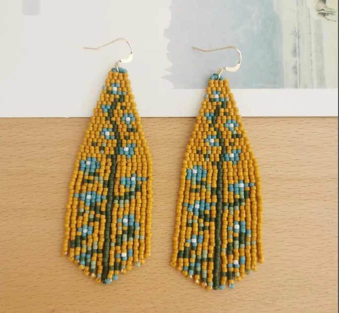 

Серьги ручной работы из бисера с кисточками и цветочной веткой, оригинальность, богемный дизайн ручной вязки, модные простые серьги из бисера