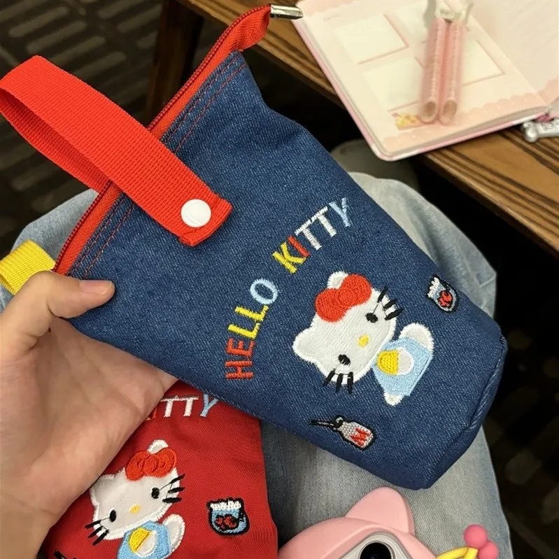Simpatica borsa in tessuto Hello Kitty Astuccio per matite in denim Kt Cat Borsa per cosmetici Borsa per cancelleria per studentesse di grande capacità