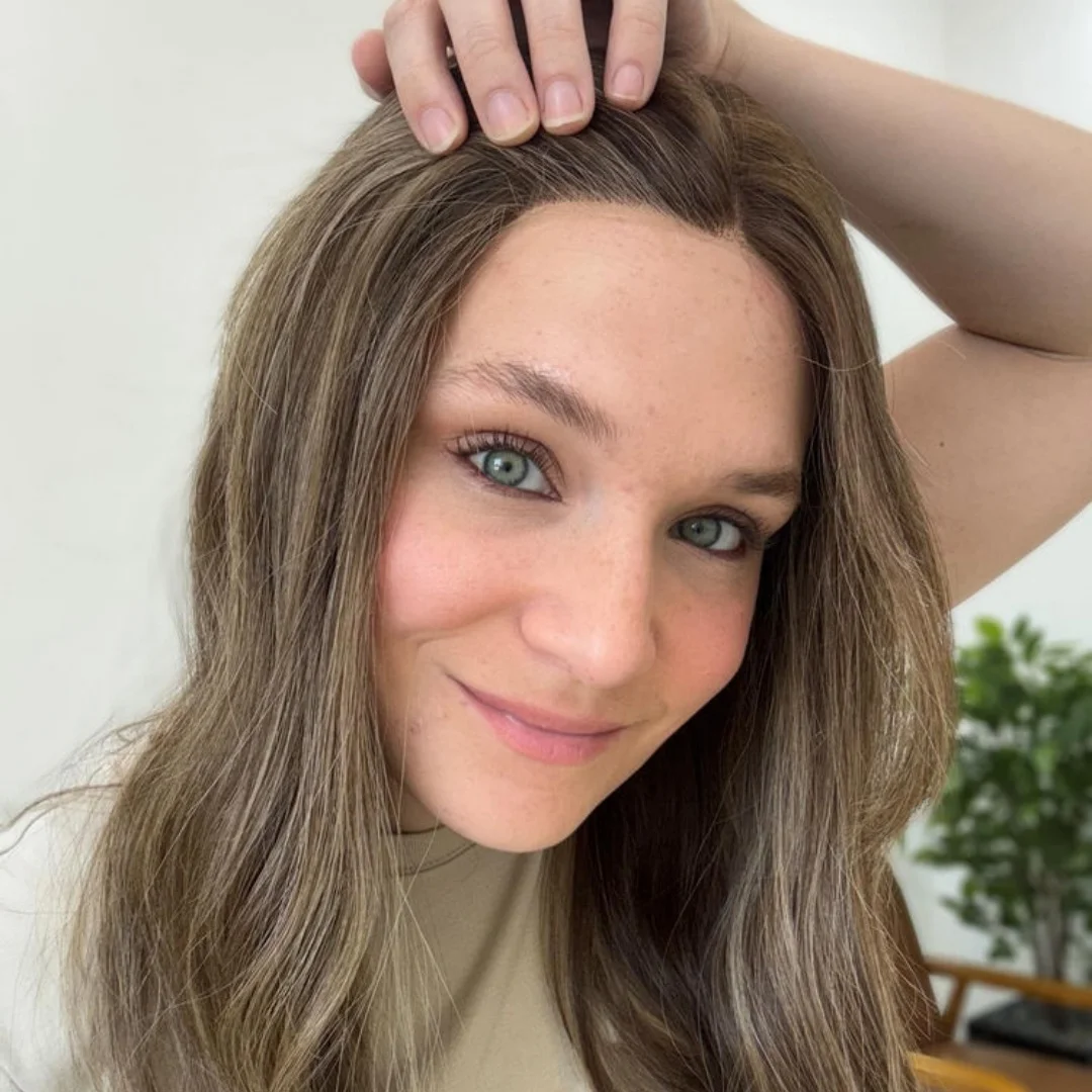 باروكات صناعية فاخرة عالية الكثافة من الدانتيل للنساء تسليط الضوء على الكراميل البني الطبيعي موجة عميقة ألياف مقاومة للحرارة تستخدم يوميًا