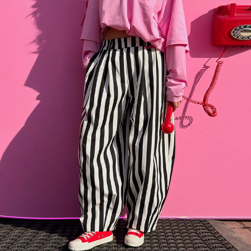 Lockeres Damen-Set mit gestreiften Hosen, Stehkragen-Jacke mit Reißverschluss und langen Ärmeln, weit geschnittene Hosen, Herbst 2026, vielseitig kombinierbare Damenanzüge – Detail 16
