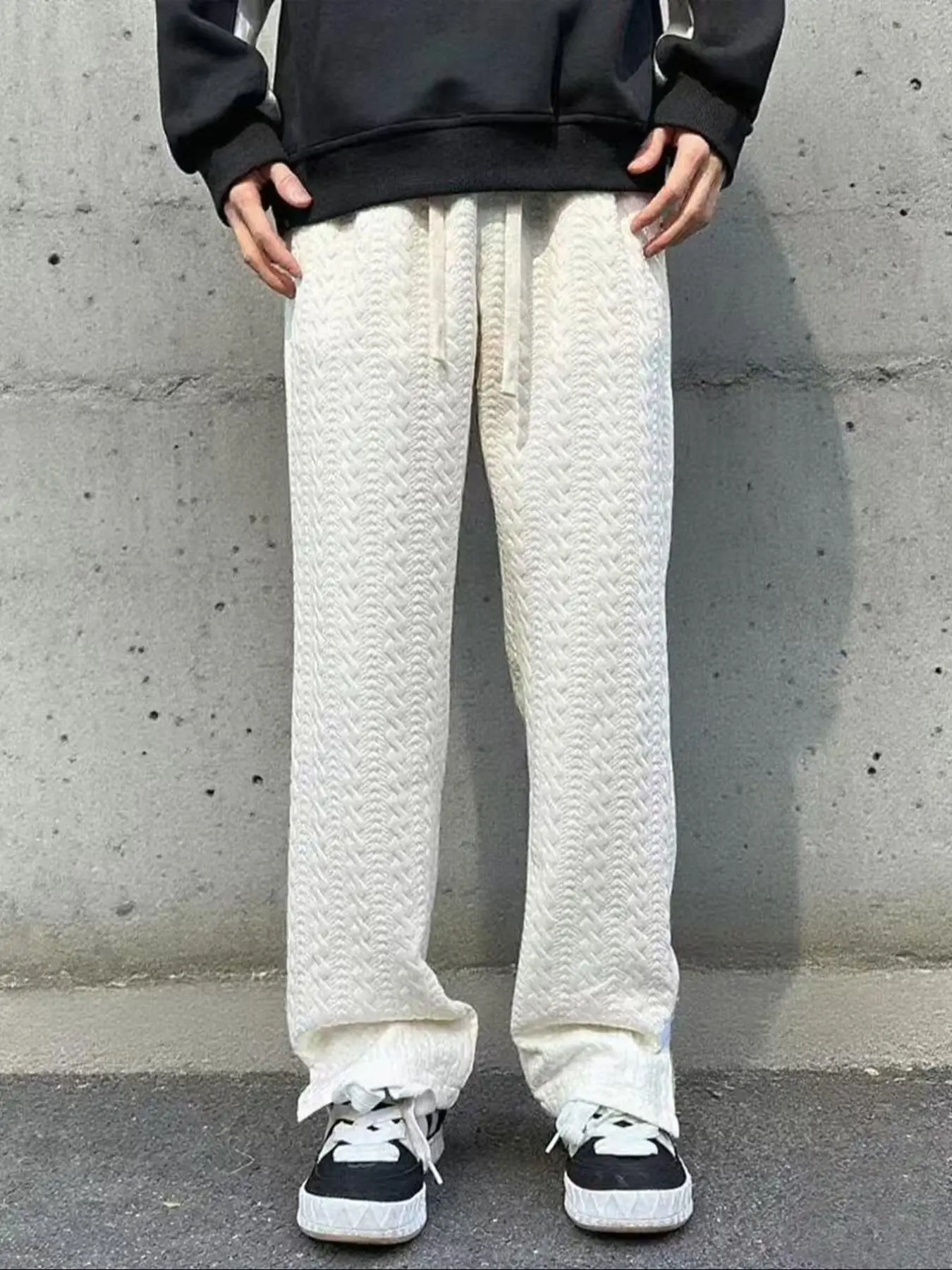 Herren Casual Minimalistische Jogginghose mit Buchstabendruck, Geteilter Saum, Strukturierter Jacquard-Stoff, Kordelzug am Bund, Komfortabler Schnitt – Detail 8