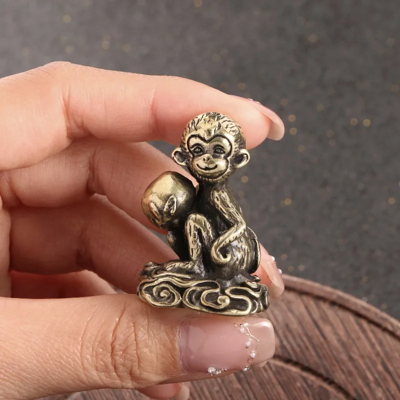 1 PC Antique Style Solid Brass Monkey With Peach Small Ornament Hand Held Copper Artifact Micro Carved Collectible Home Decor