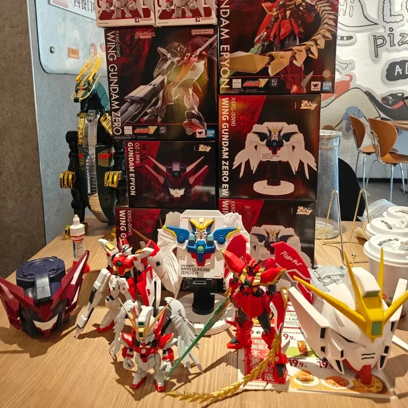 

В наличии: Bandai Gundam W 30th Anniversary Limited Red White Wing Gundam Zero EW — подставка для телефона, Bluetooth-колонка, коробка для хранения