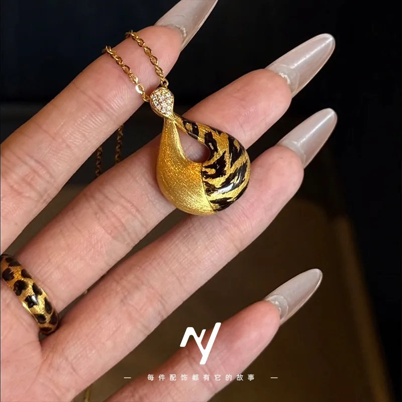 Light Luxury Women's 9999 24K Real Gold Vintage Retro Brushed Leopard Print Diamond Water Drop Pendant Women's Clavicle Necklace