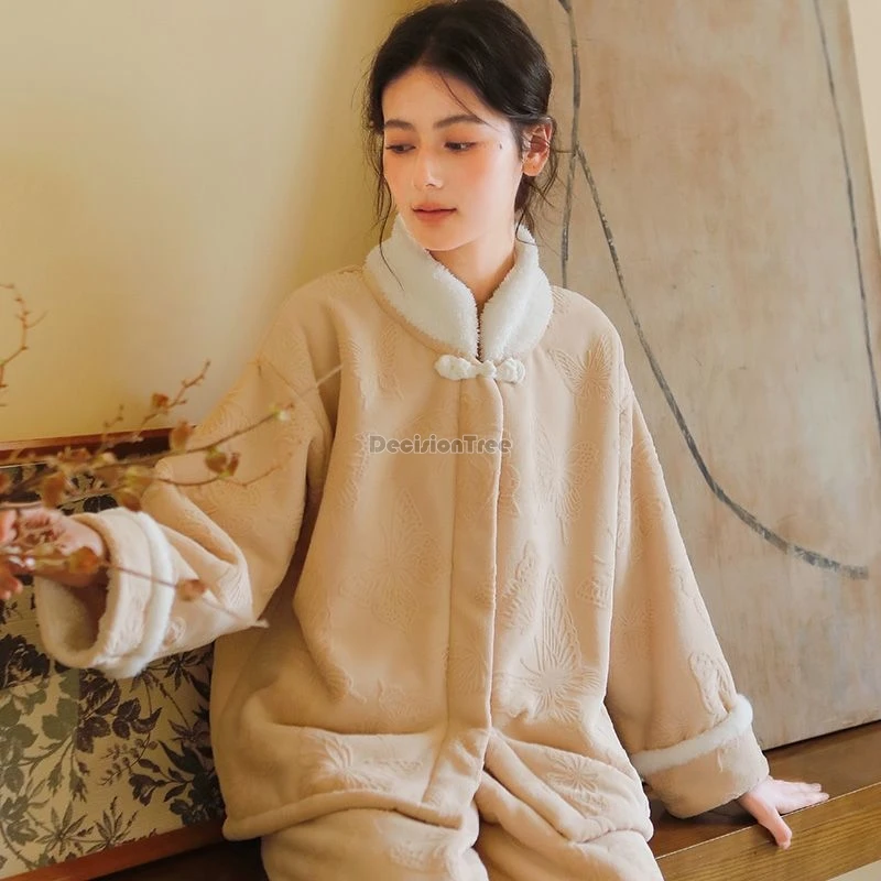 بيجامات نسائية شتوية جديدة على الطراز الصيني القديم لعام 2025 بياقة واقفة ونمط الفراشة من قماش الجاكار بأكمام طويلة ملابس منزلية دافئة من الصوف #4