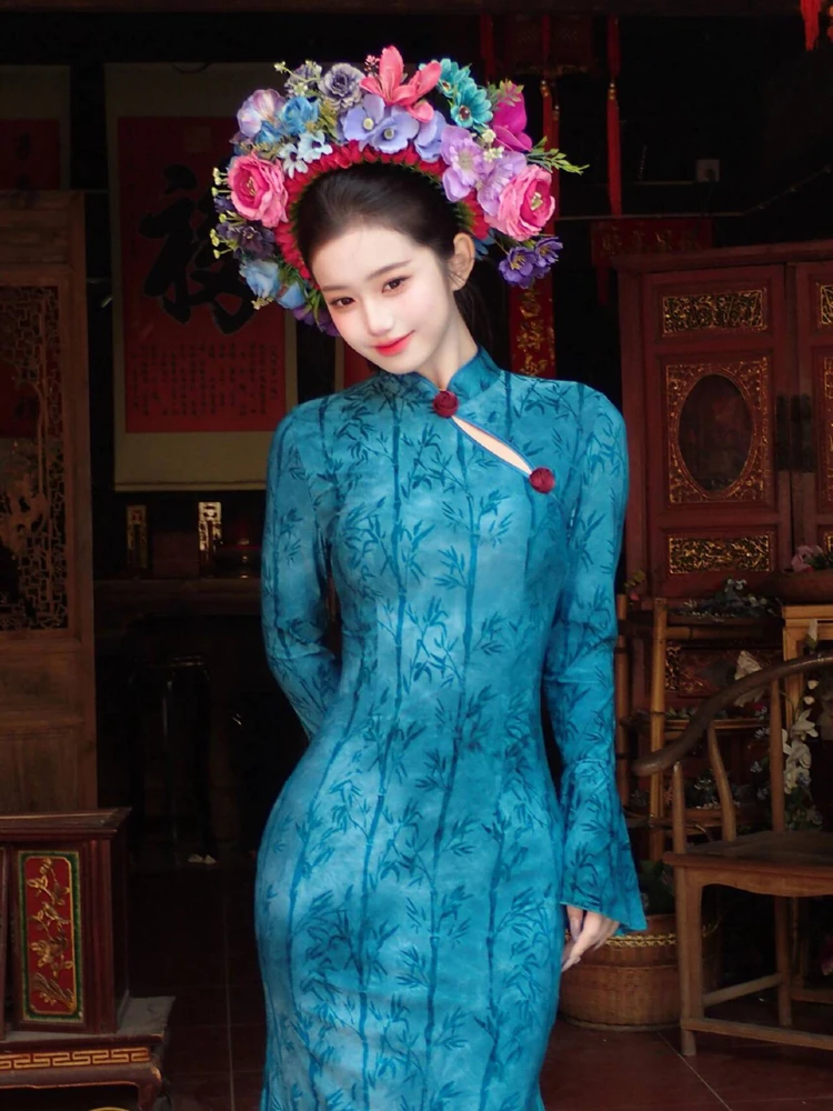 

New 2026 Blue Floral Hairpin Traditional Chinese Style Women's Photography Outfit Ethnic Landscape Vintage Flag Robe