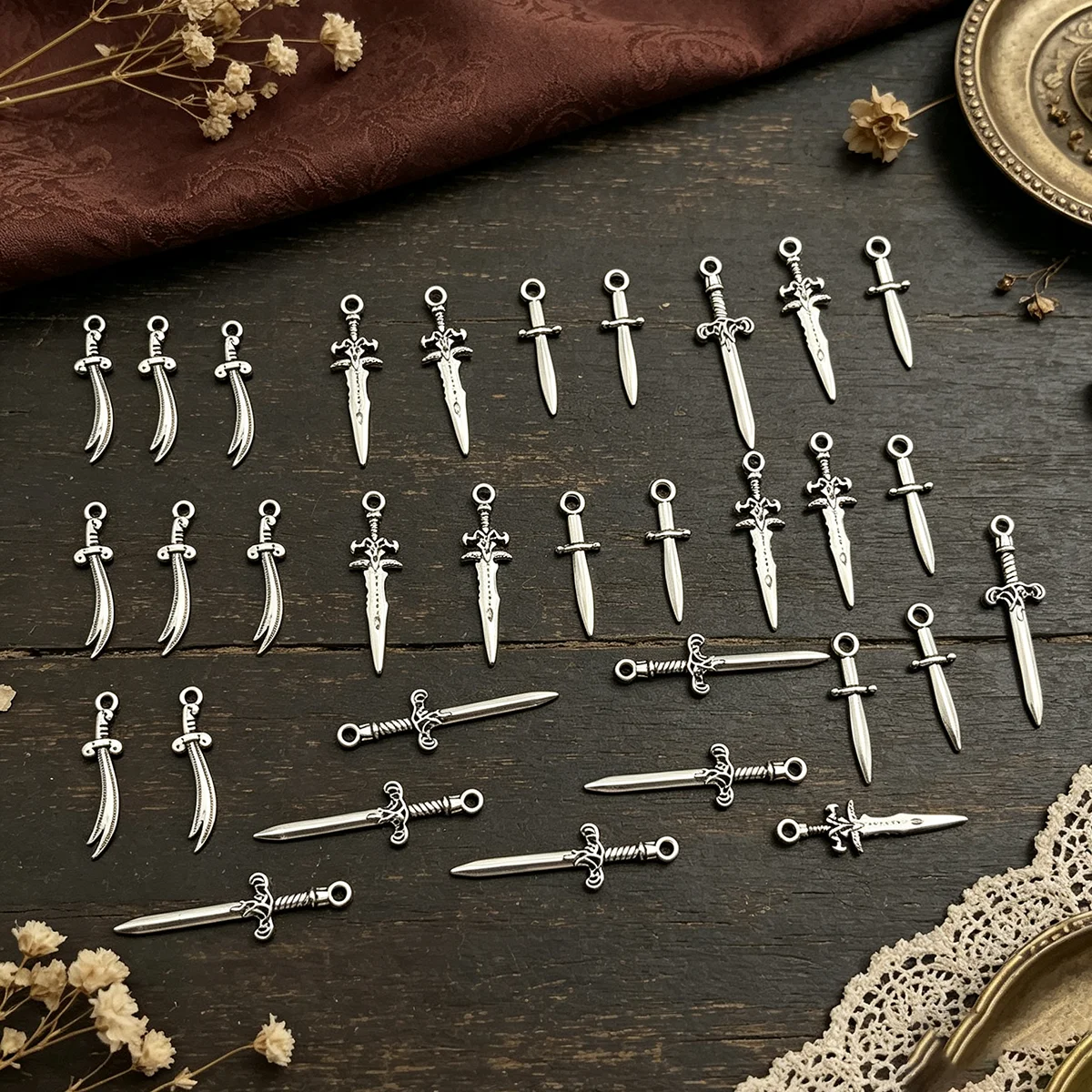 Juego de 32 piezas de accesorios hechos a mano con forma de espada, espadas cortas simples en varios diseños, adecuados para pulseras, collares, pendientes, colgantes y accesorios de decoración con cuentas hechos a mano.