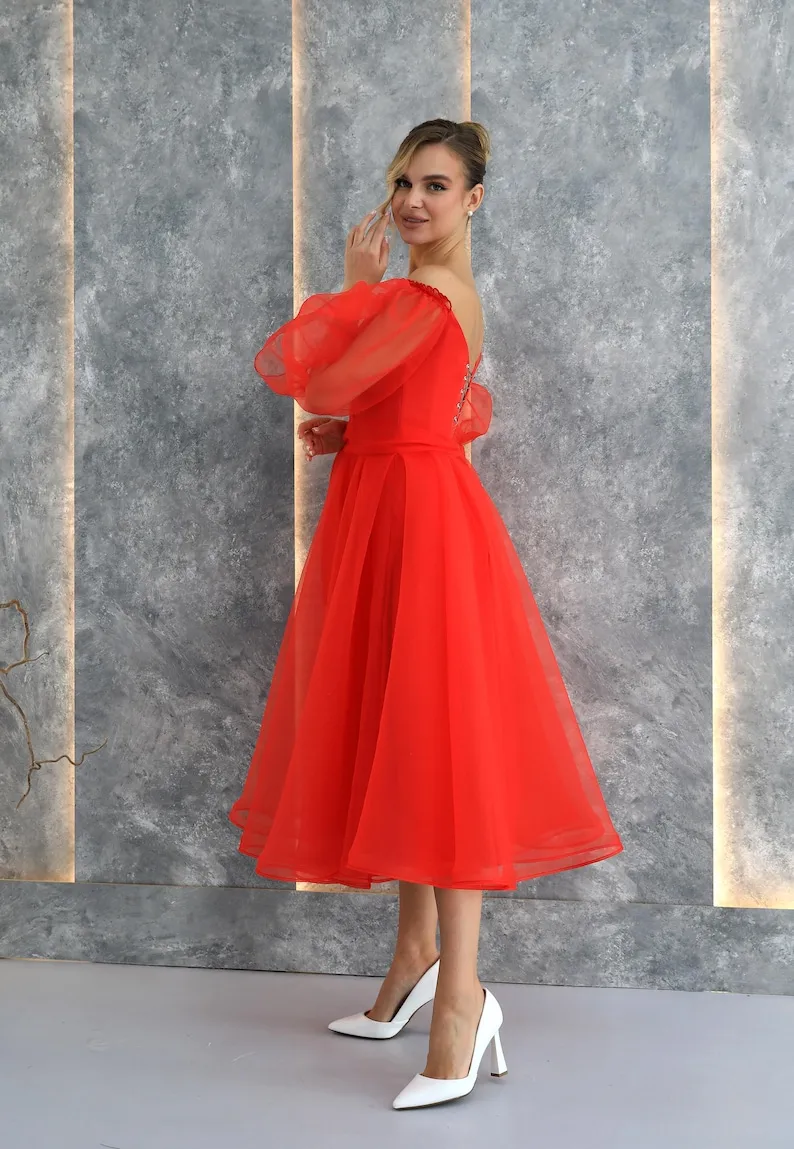 Abito da festa in organza midi con corsetto rosso. Abito da cerimonia per Capodanno con spalle scoperte da fata Abito formale da donna elegante