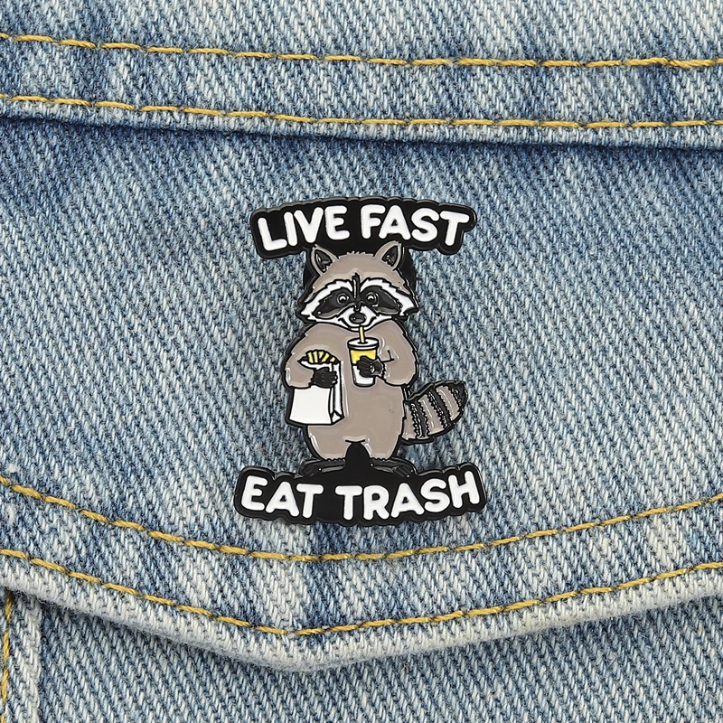 Trash Panda Emaille Pins Cartoon Waschbär Live Fast Eat Trash Broschen Revers Abzeichen Lustiger Tierschmuck Geschenk für Kinder Freunde