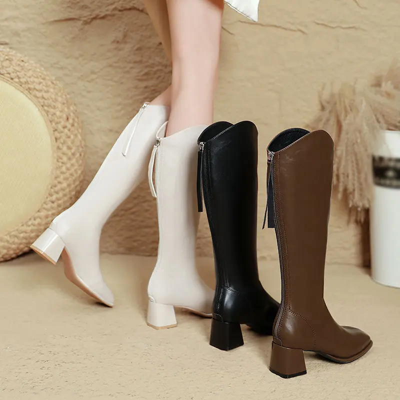 

Женские высокие сапоги до колена 2025 года, новые осенне-зимние, на высоком тонком каблуке, с V-образным вырезом, на толстом квадратном каблуке, коричневые, с квадратным носком