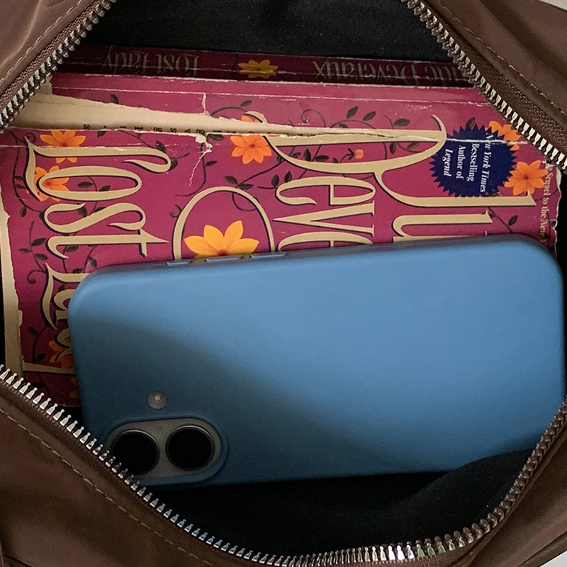 Nylon-Schultertasche, koreanische Damen-Unterarmtasche in Uni-Farbe, minimalistische Vintage-Handtasche mit leichtem Reißverschluss für Pendler. – Detail 4