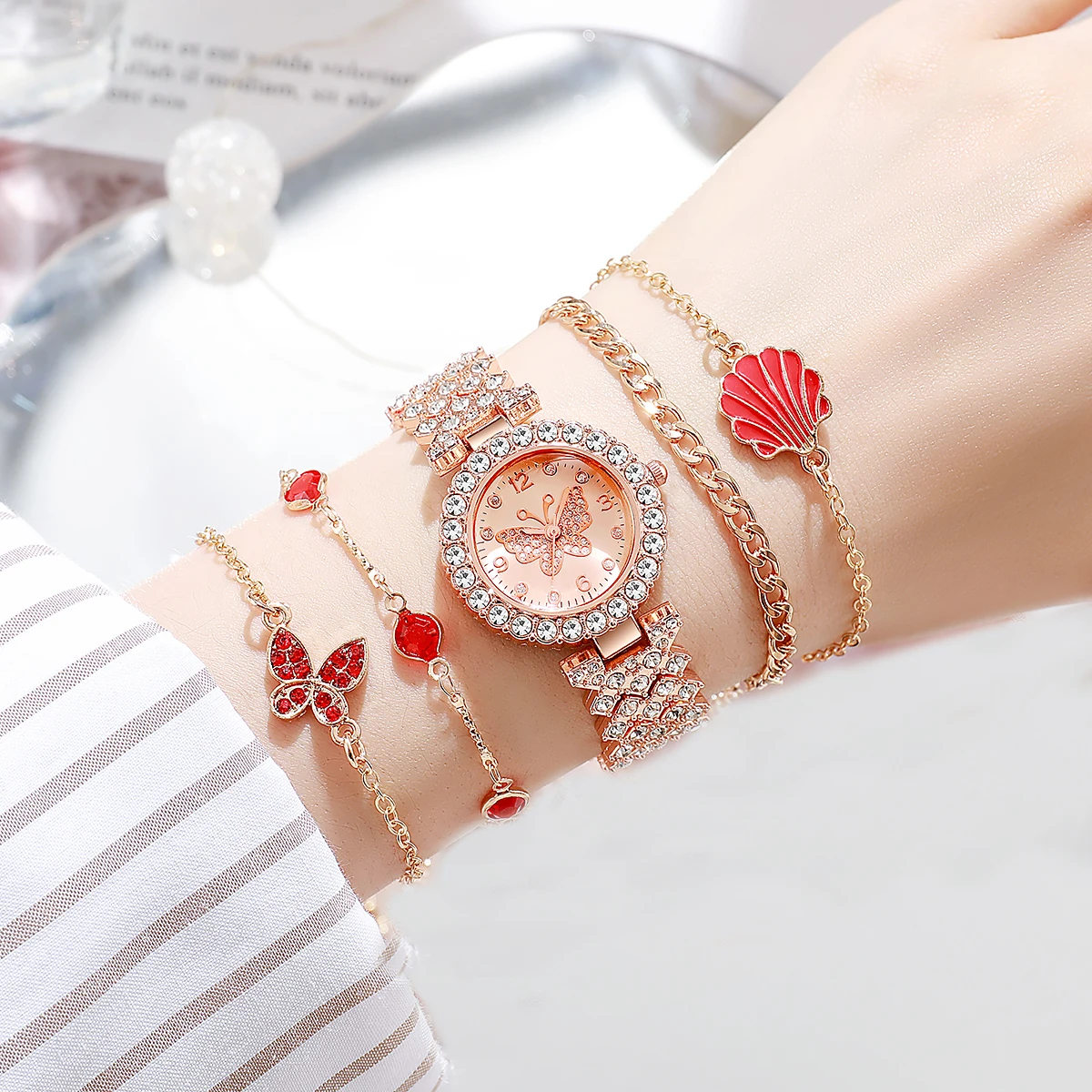 

Без подарочной коробки. Новые женские часы. Универсальный набор аксессуаров с циферблатом-бабочкой из пяти предметов. Подходит для праздничных подарков.