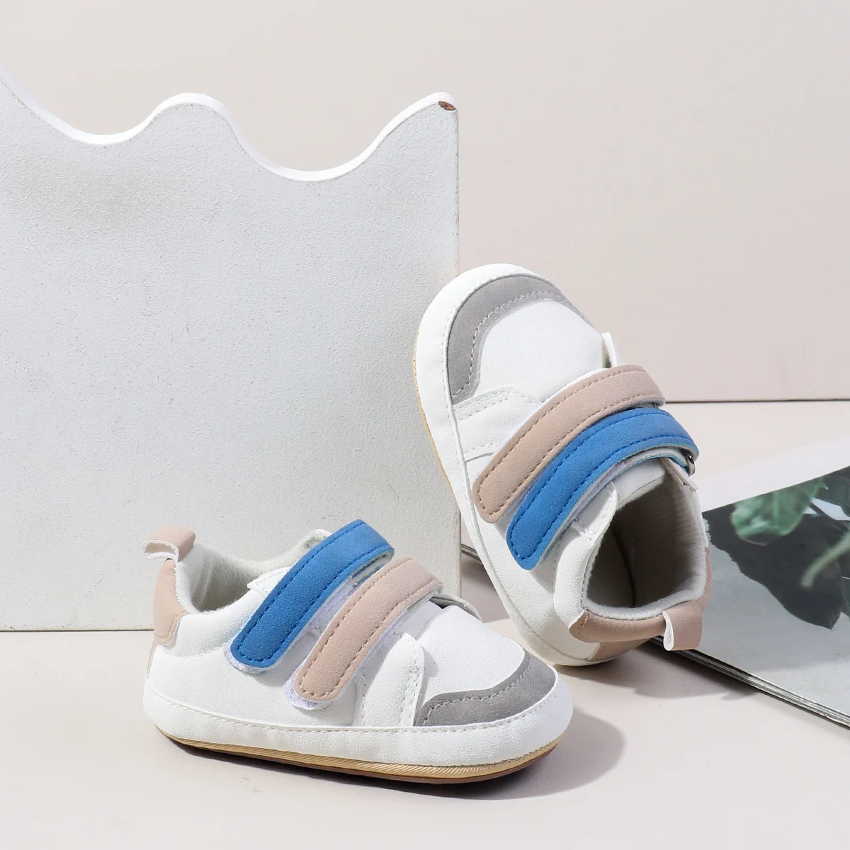 2025 Primavera y otoño, zapatos casuales para niños pequeños con cuero PU y suela TPR para primeros pasos, para bebés y niñas, para interiores y exteriores