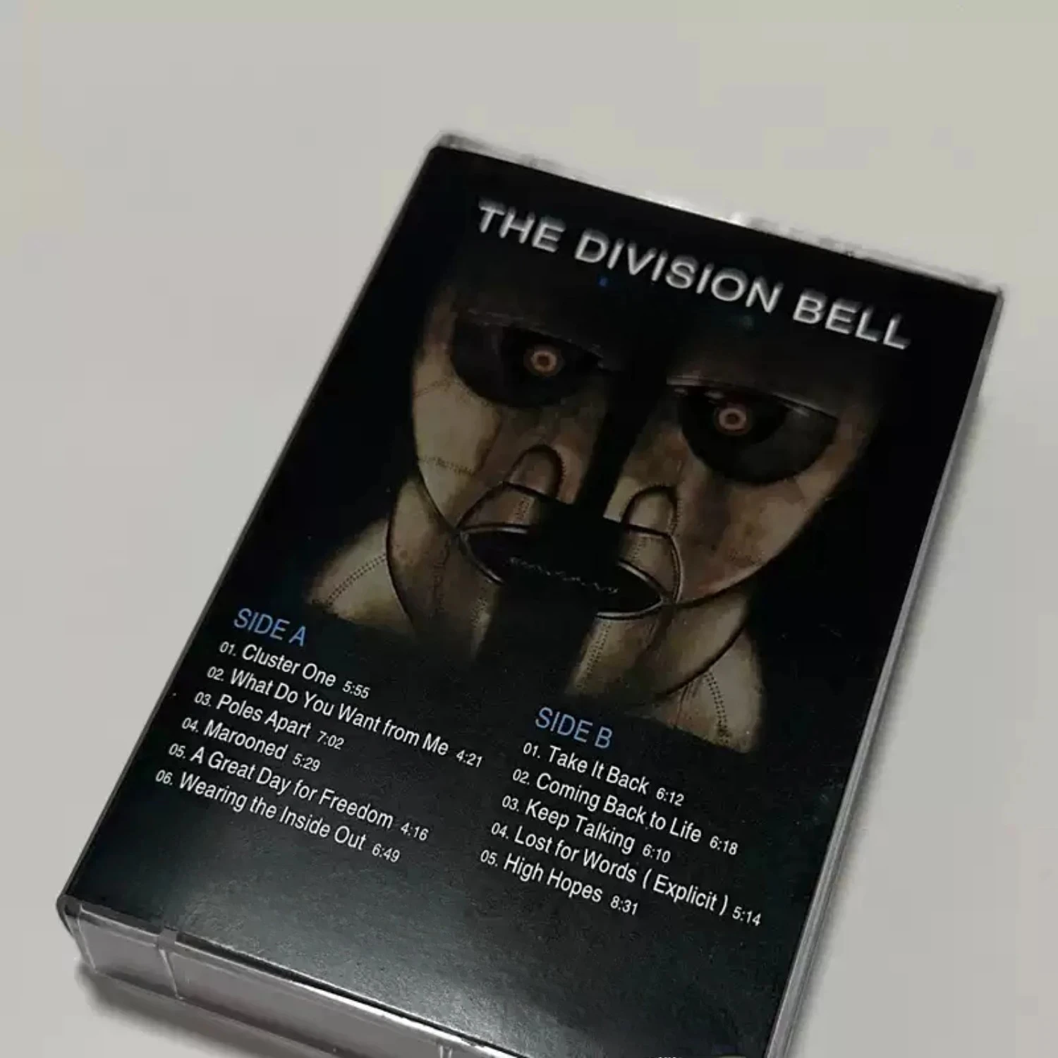 The Division Bell Cassette Tape, clássico rock progressivo e psicodélico com arranjos épicos e vibrações atmosféricas