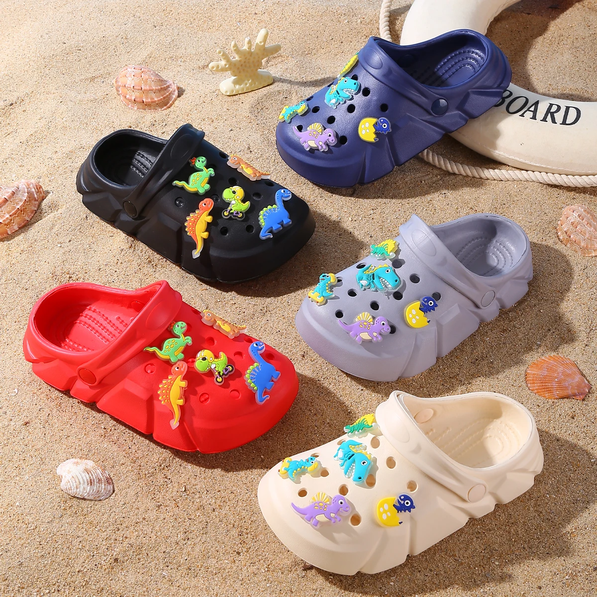 Atmungsaktive Freizeit-Clogs für Jungen mit leuchtender Cartoon-Dinosaurier-Dekoration, leichte Clogs für Dusche, Strand und Pool 3057 – Detail 7