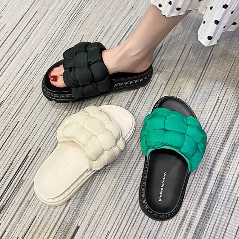 

Women's Fashion Color Matching Design Platform Slippers 2025 Summer New French High-end Open-toed Bread Outdoor Slippers.