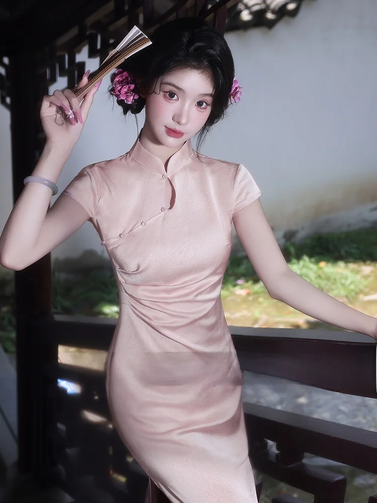 

Новинка 2025: Женское розовое ципао для молодых женщин, повседневное, в китайском ретро-стиле, обновленное, миди, с коротким рукавом, однотонное, с низким разрезом