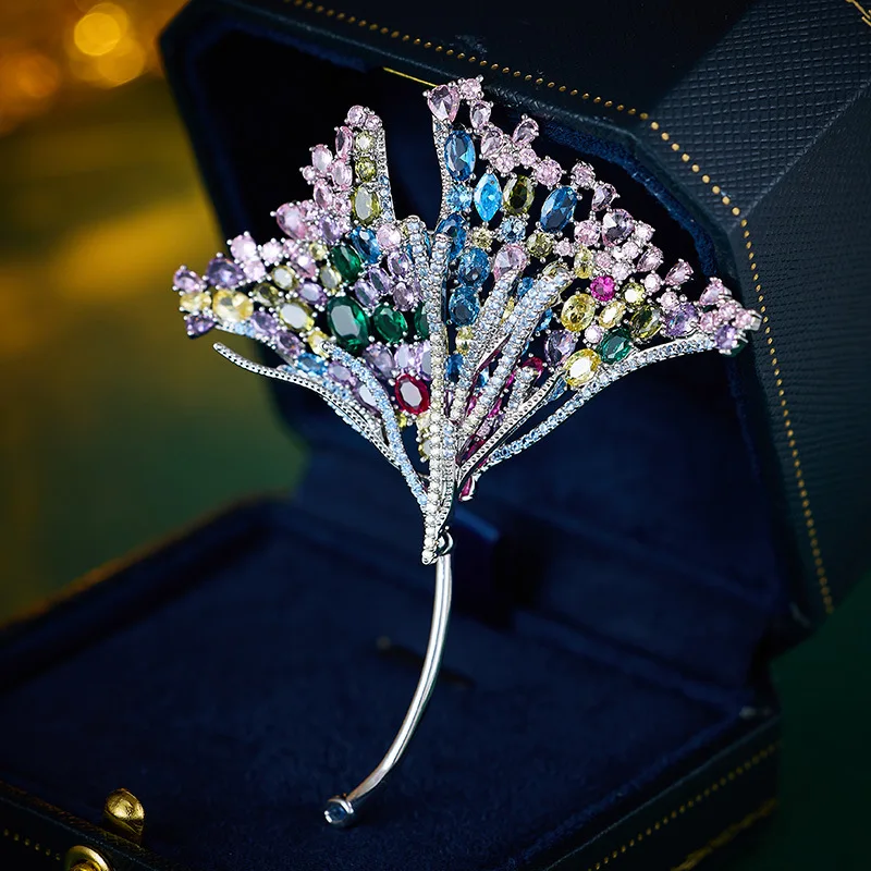 

Colorful Zircon Ginkgo Brooch Luxury Wedding Party Accessory Elegant Crystal Leaf Pin for Blazer Dress Jewelry Wholesale