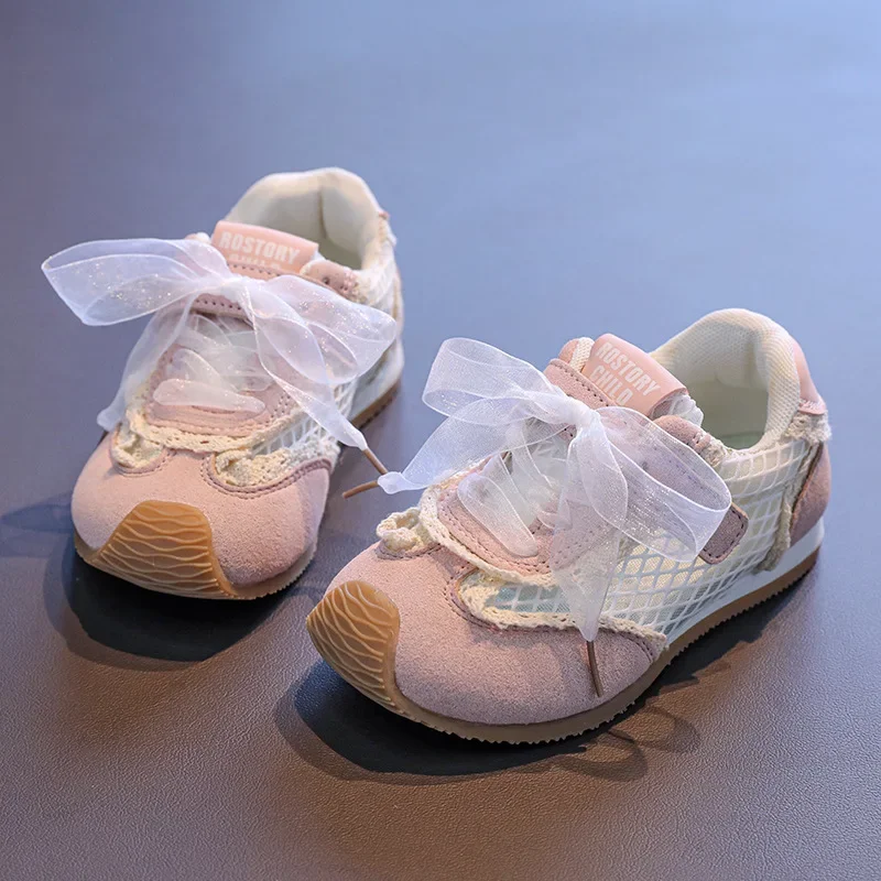 

Спортивная обувь для девочек, дышащие детские кроссовки с кружевными бантами и сеткой, новинка 2025, детская повседневная обувь на плоской подошве с закрытым носком