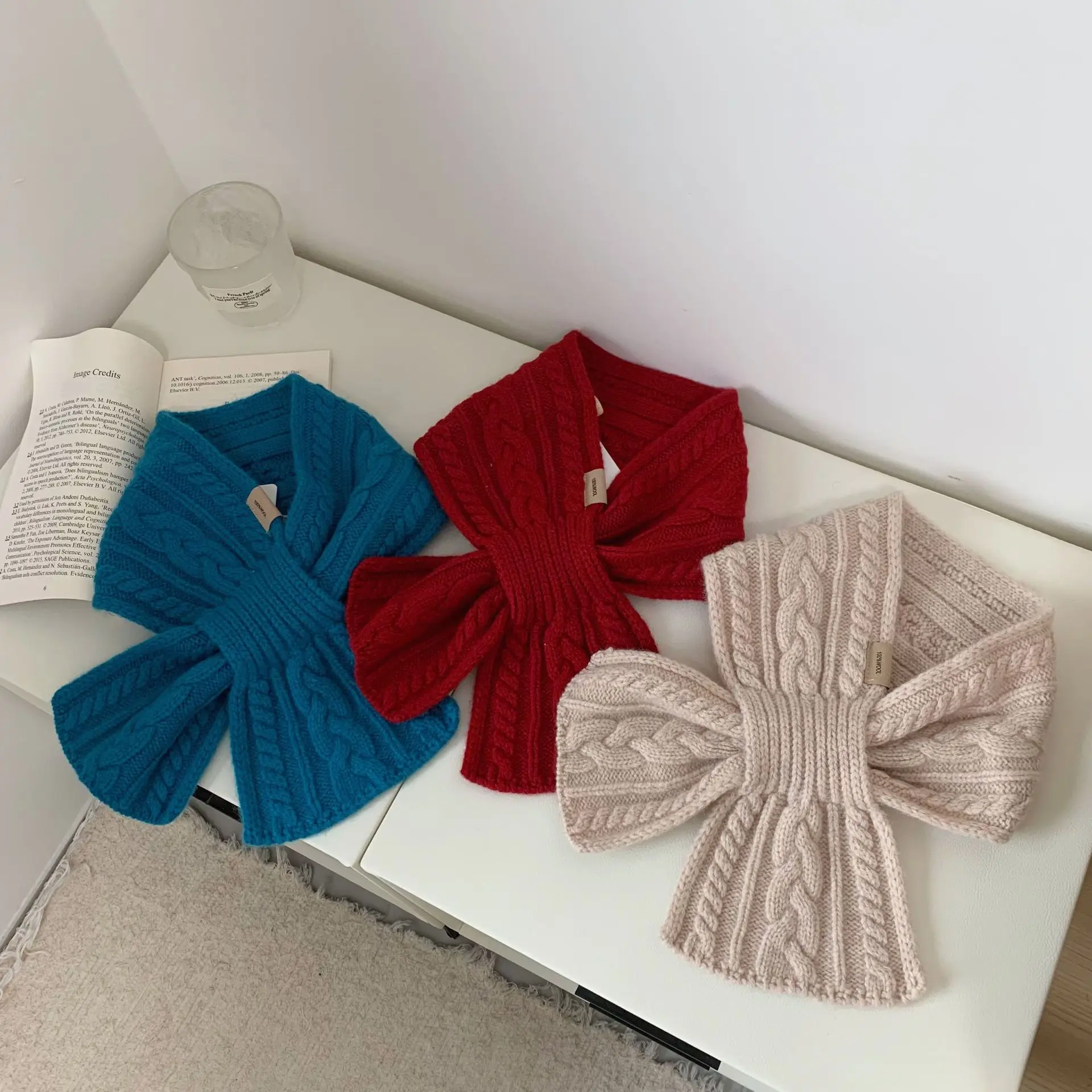 وشاح صغير أحمر من الصوف الخالص بنسبة 100% للنساء للشتاء وواقي للرقبة وشاح قصير كسول متقاطع