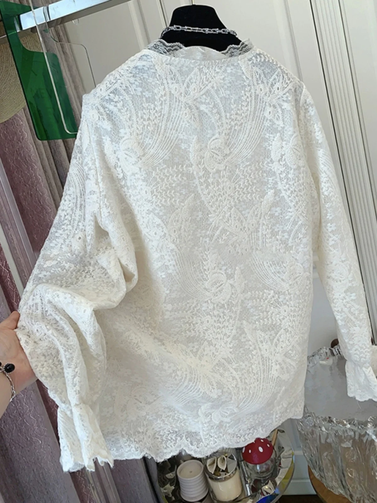 Ele Embroidered Lace irt Women's Spring 2025 Pearl Button V-Ne Bell Sve Long Sve Inner Wear Top Loose Fit Commu...