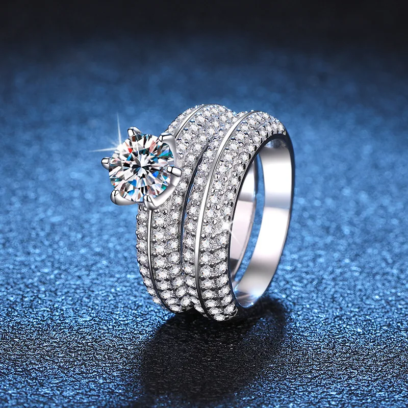 

Hot Selling Platinum PT950 18K Gold Light Luxury Style Ring for Couples in Europe and America, 1 Carat Moissanite Ring Set