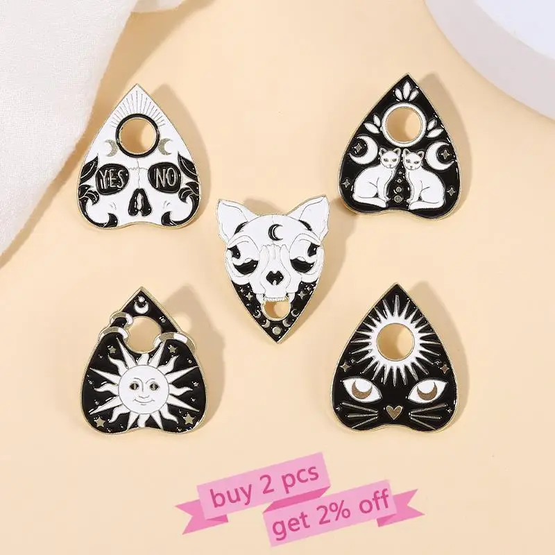 Alfileres personalizados Witchcat Sun Moon Skull Broches insignias de solapa negro Punk joyería gótica regalo para niños amigos bruja Ouija esmalte