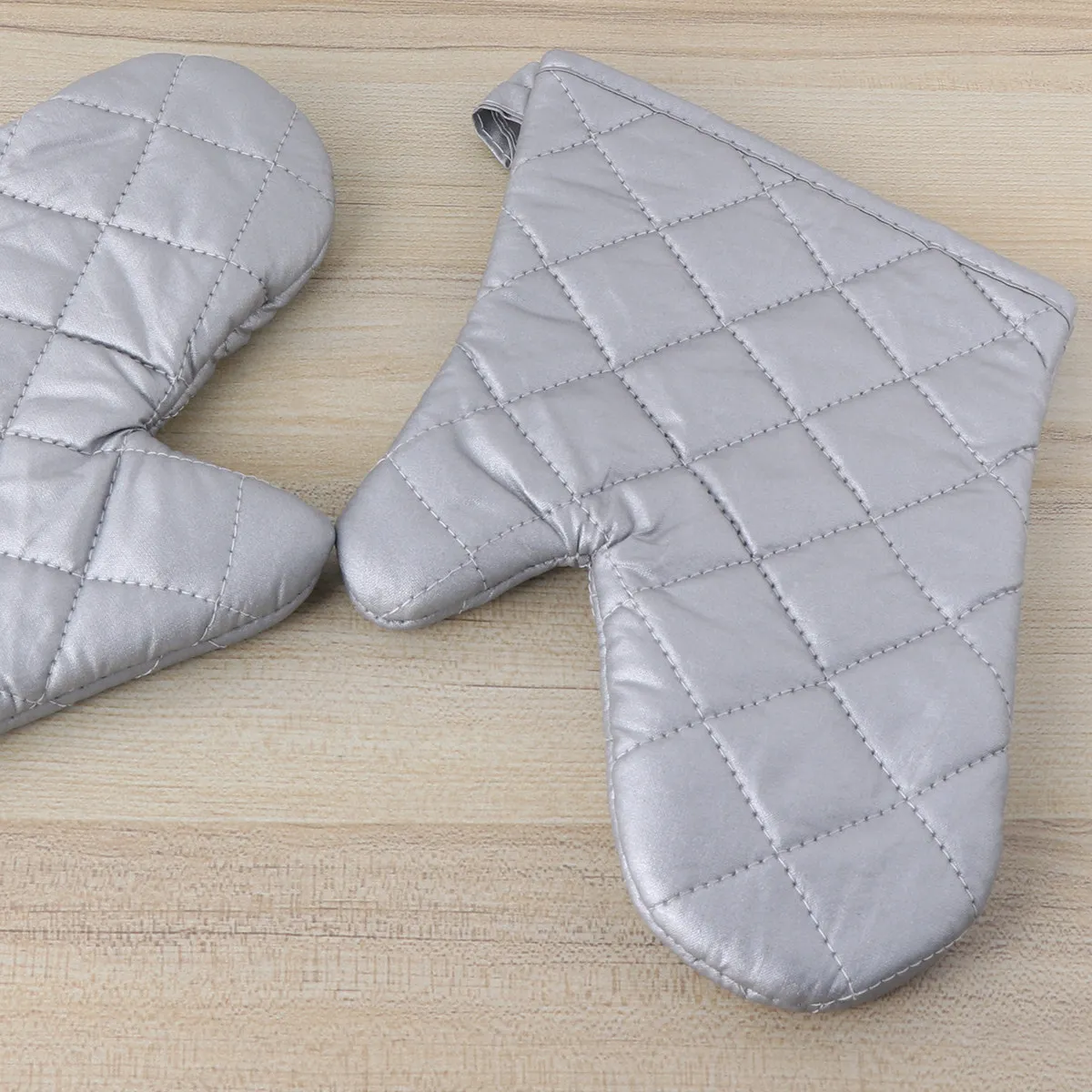 2Pcs Silver Coated Heat Resistant Oven Gloves with Cotton Lining Non-Slip Textured Surface Waterproof Easy Clean Baking Bbq