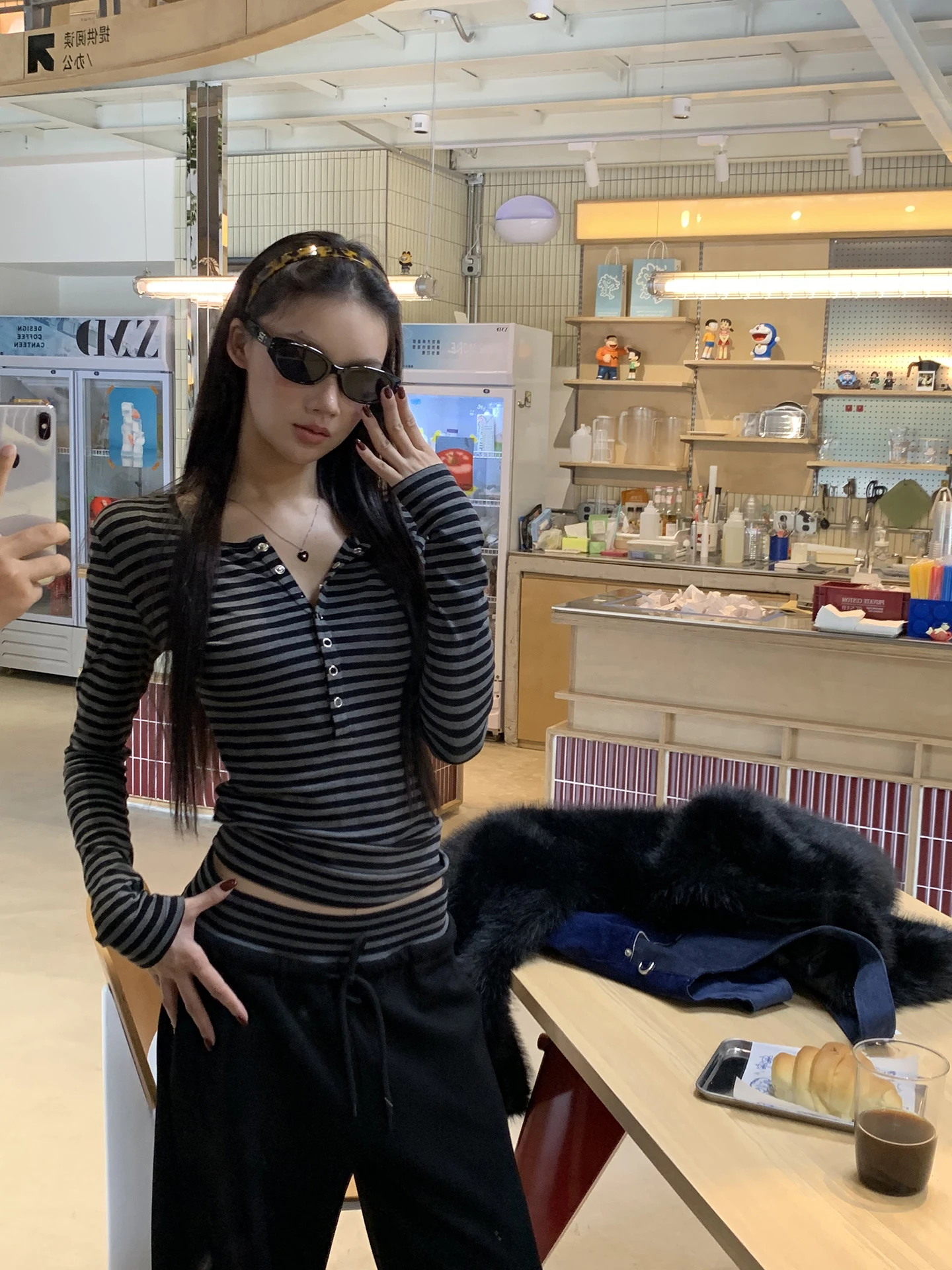 قميص نسائي أحمر بأكمام طويلة للخريف المبكر 2025، تي شيرت مخطط جديد للارتداء الداخلي، تصميم ضيق بأسلوب فريد #1