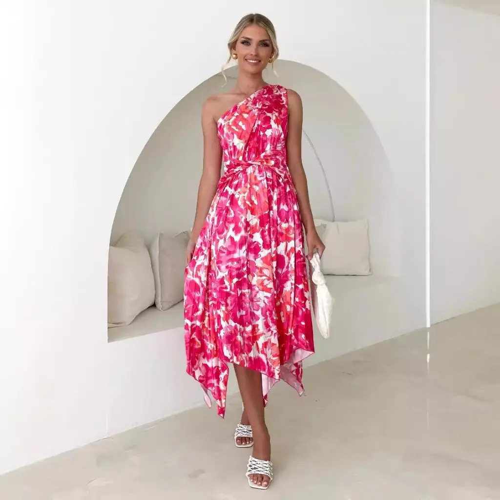 ชุดเดรสกระโปรงพลีทพิมพ์ลายสไตล์เซ็กซี่สำหรับฤดูร้อน ไหล่เฉียงชายกระโปรงบานใหญ่ ดีไซน์โดดเด่น เหมาะสำหรับใส่ไปไนท์คลับสำหรับผู้หญิง