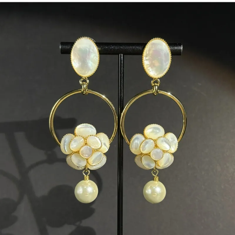 

Natural Shell Plump Heavy Industry Fritillaria Camellia Dangle Earrings Copper Plated Circle Pendant Versatile Niche Earrings