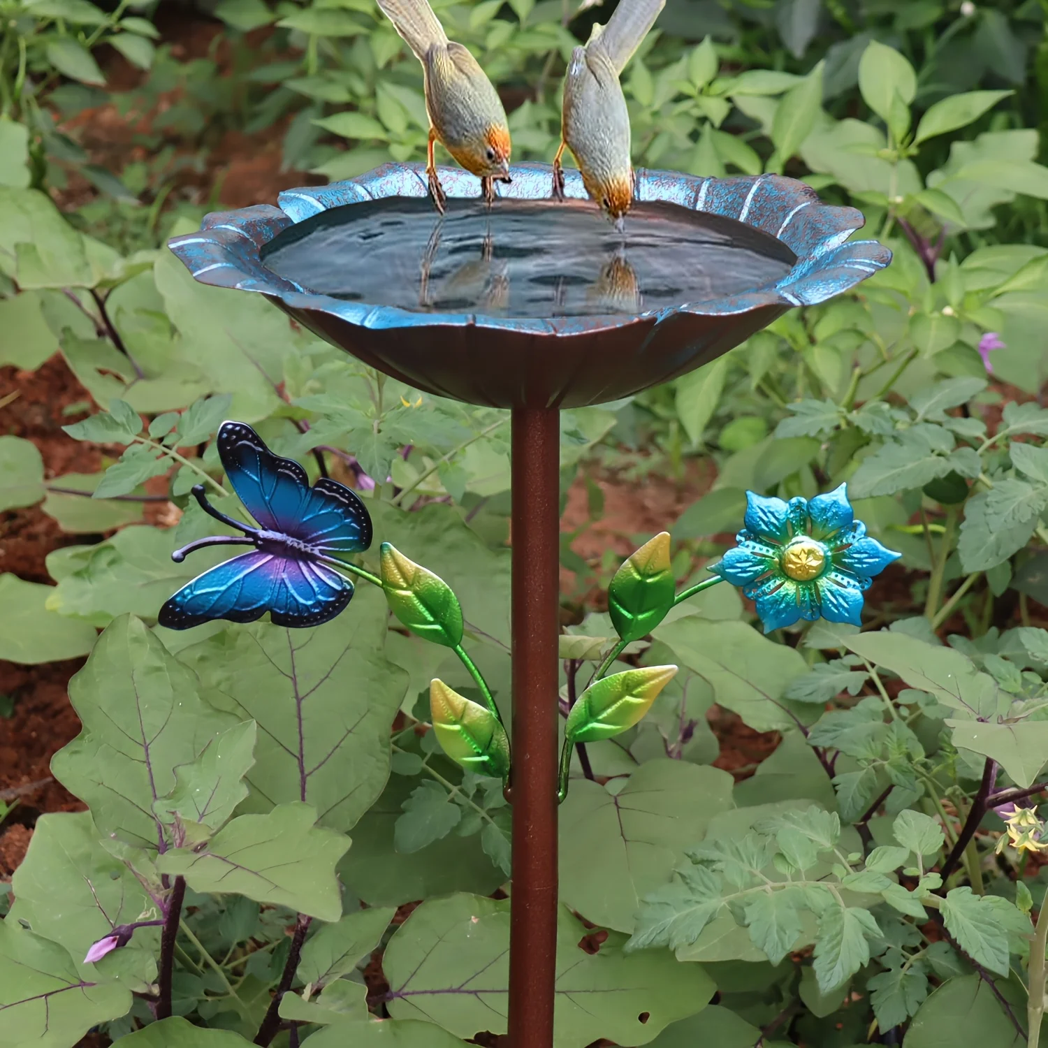 قطعة واحدة من حمام الطيور على شكل فراشة على شكل زهرة، مصممة بتخفيف الفراشة والزهور، مصنوعة من النحاس المصبوب عالي الجودة، معالجة مع عملية مصنوعة يدويًا لمنع الصدأ وتضمن المتانة؛ يخلق مياه طبيعية لجذب الطيور، مناسبة لتزيين الفناء والحديقة الخارجية، وحقن الحيوية والذوق الفني بقاعدة 5 مخالب - وحدة تغذية الطيور المعدنية الريفية، لا حاجة للكهرباء، وتصميم الزهور المزخرفة |   صناعة يدوية #2