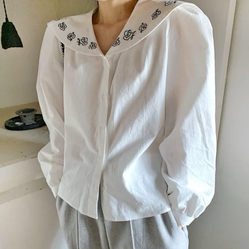 

Новая французская блузка с вышивкой цветов на лацканах и рукавами-фонариками