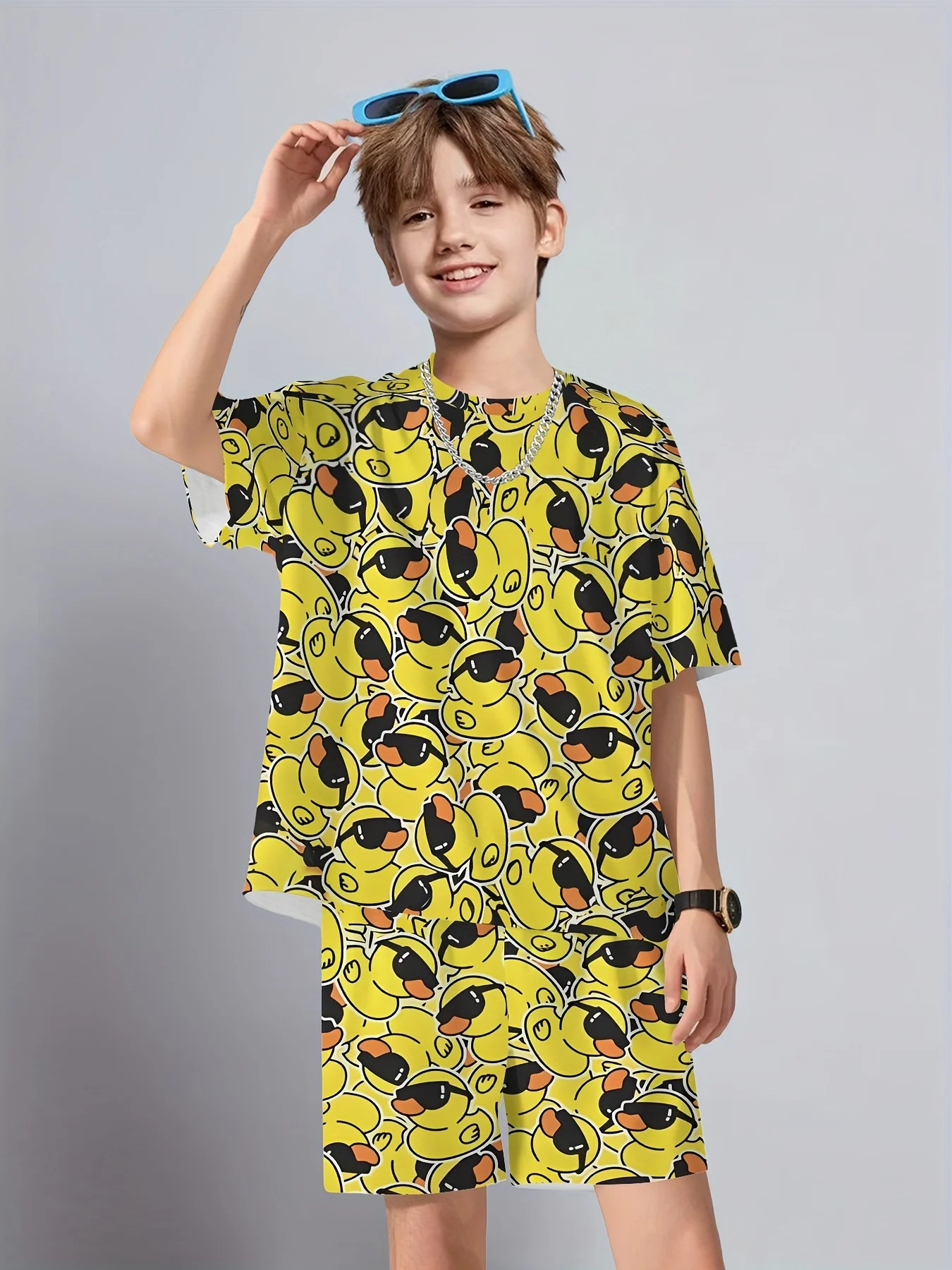 

The 2025 summer new children's set features fun duck print cartoon 3 casual streetwear with short sleeves and shorts