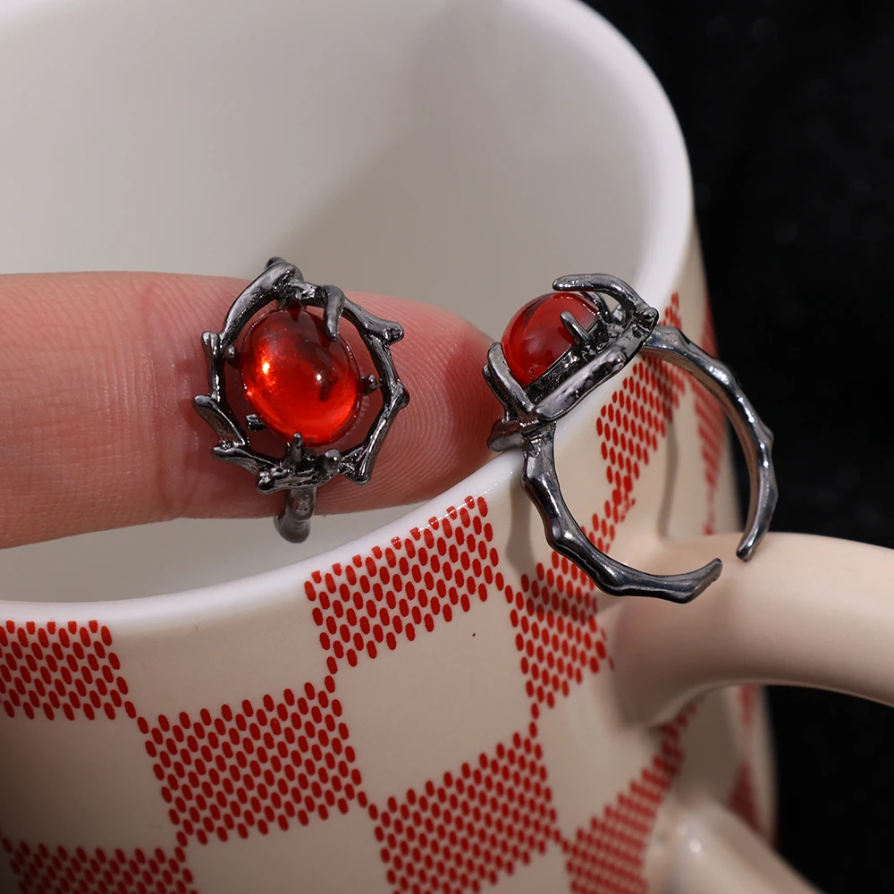 2023 New Punk Black Rings Thorns Vine Twine Red Rhinestones Hollow Unsex Couple Finger Ring for Women Men Jewelry Gift