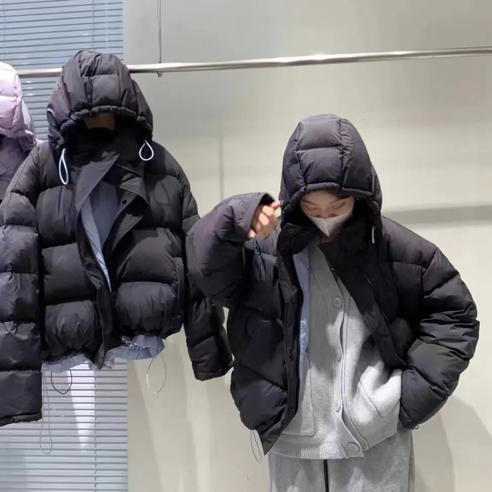 سترة نسائية شتوية لعام 2025 للتنقل مقاومة للرياح من ريش البط الأبيض سترة بغطاء للرأس