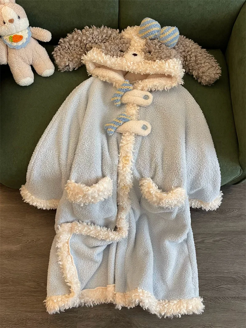 pigiama-da-donna-in-pile-corallo-con-cappuccio-e-stampa-di-un-simpatico-coniglietto-ideale-per-l'inverno-comodo-e-caldo-perfetto-per-essere-indossato-in-casa-o-all'aperto