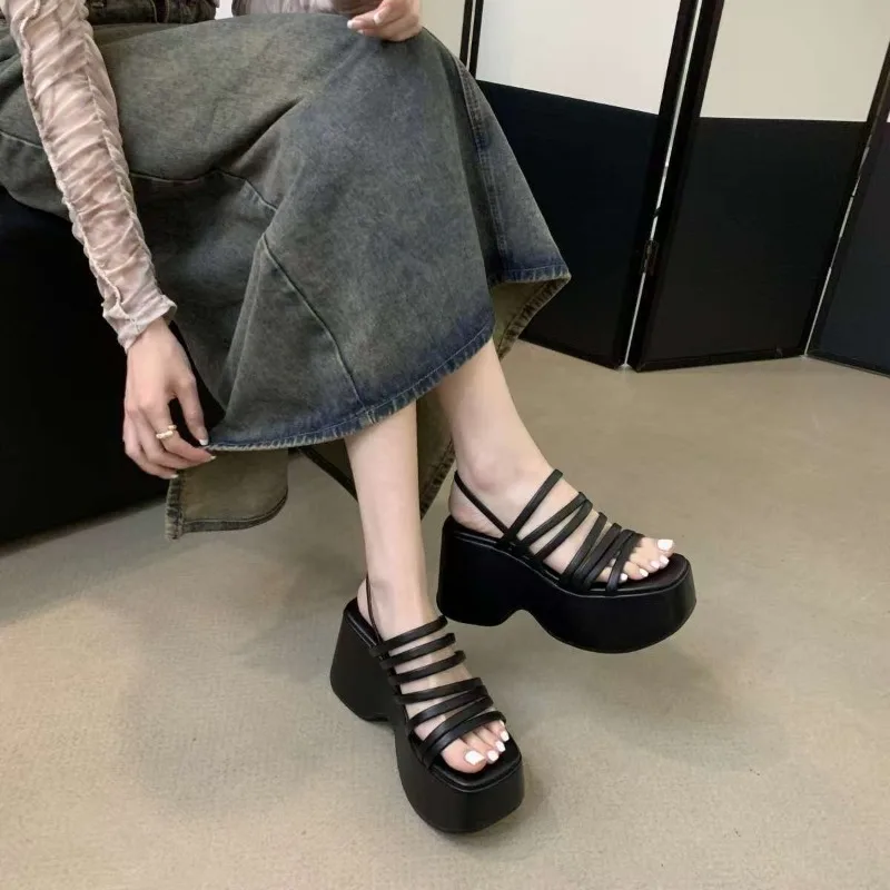 

Пляжные модные водонепроницаемые римские сандалии-гладиаторы для женщин, модные шлепанцы на высоком толстом каблуке 2024, повседневные сандалии на наклонном каблуке