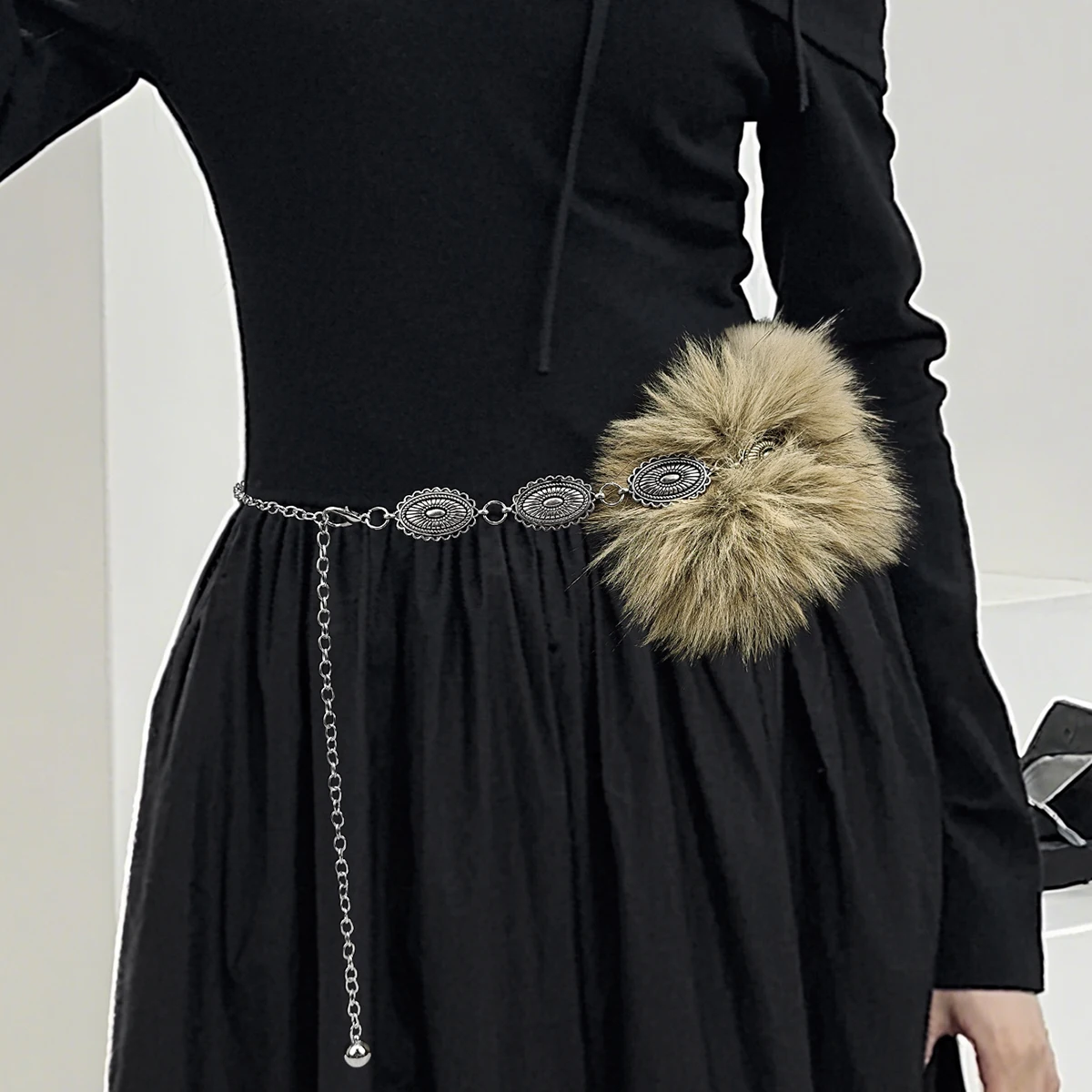 An oval-shaped carved metal chain belt dress with a y2k design sense, featuring a plush waist chain, adorns a hot girl