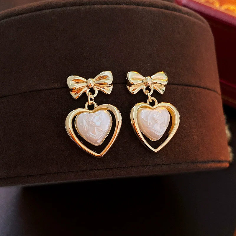 

Korean Fashion Pearl Heart Pendant Earrings Woman Elegant Bow Stud Earrings Party Office Jewelry For Gifts Party Wedding