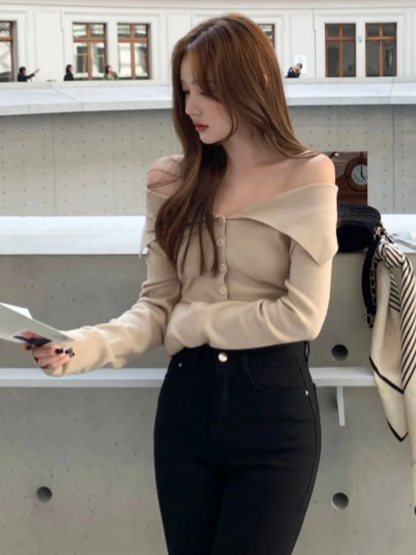 

Chic Autumn Long Sve Knitted Sweater One oulder Button Design Slimming Pure Color Commute Sle Women's Faion