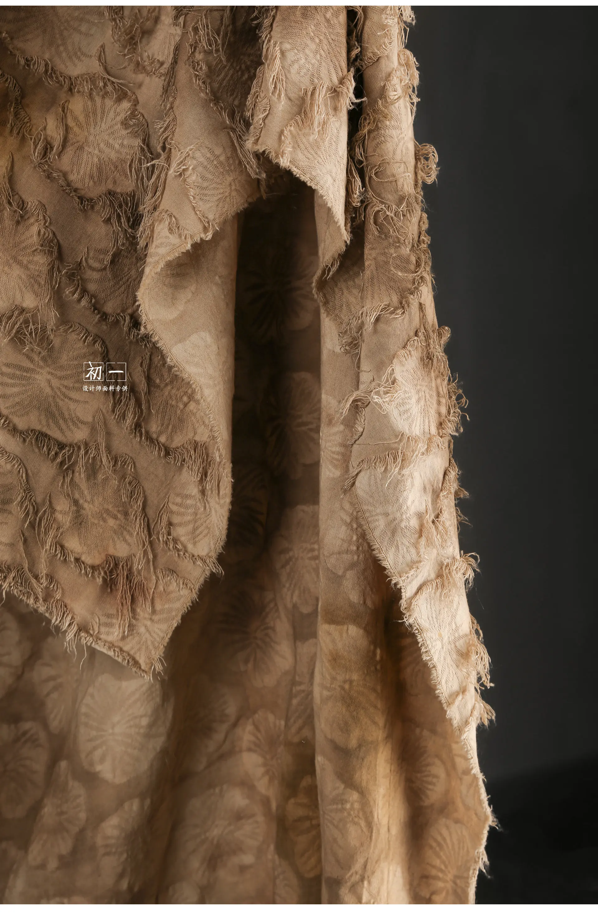 Gelber Batikstoff mit dunklen Blumenmotiven, Fransen, aus Baumwolle und Leinen, handgefertigt, mit Blumenmuster, der vom Wind bewegt und mit einer alten Textur gewaschen wurde. – Detail 24