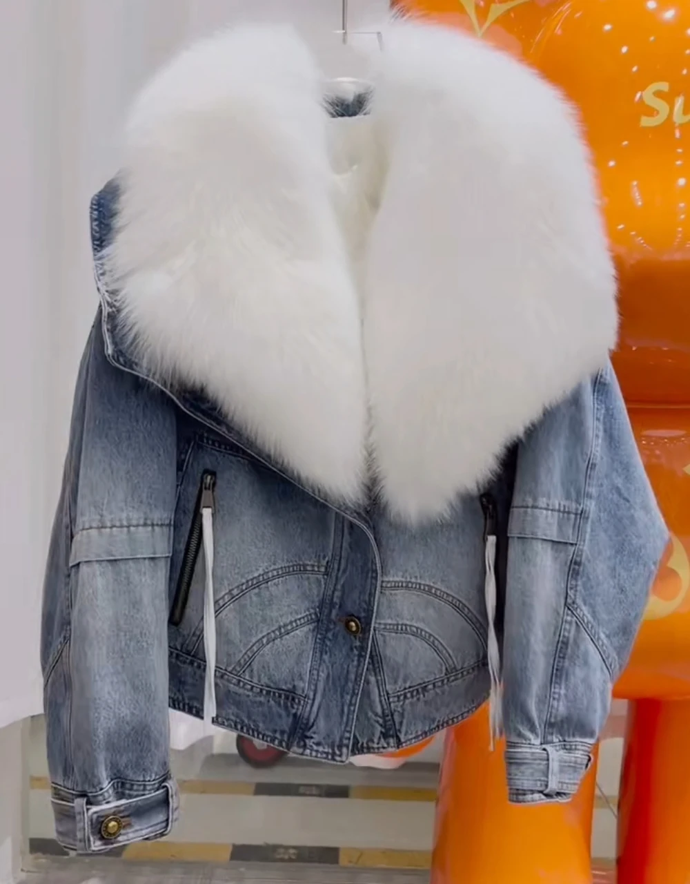 

Hot Sales 2023 Fashion New Big White Fox Fur Collar Detachable Goose Down Filling Inner Lining High-End Denim Goose Down Jacket