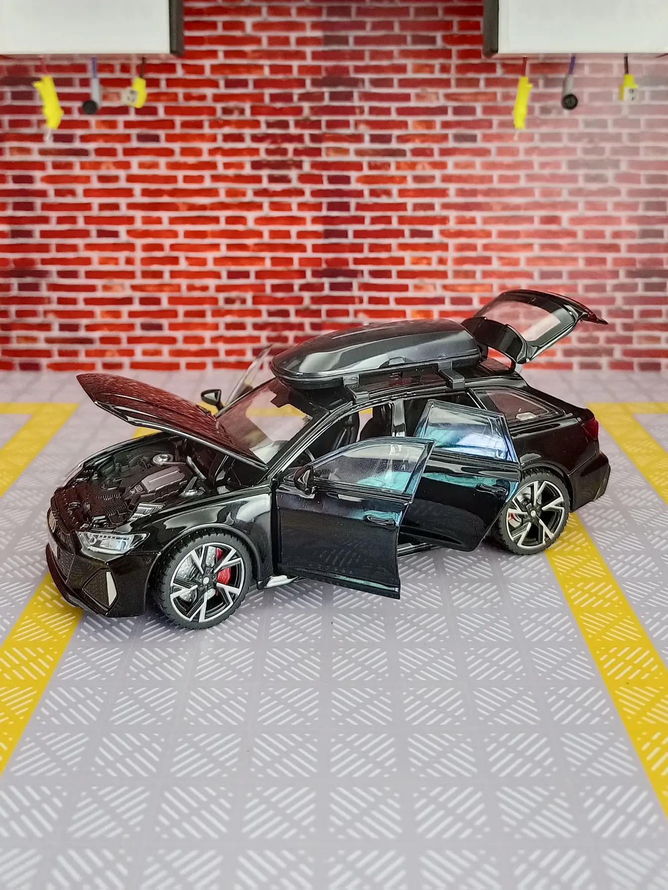 1:32 RS6 Wagon Alloy Car Modell vier Türen auf beiden Seiten, die geöffnet werden kann, und die Fronthaube und die Kofferraumtür kann ebenfalls geöffnet werden