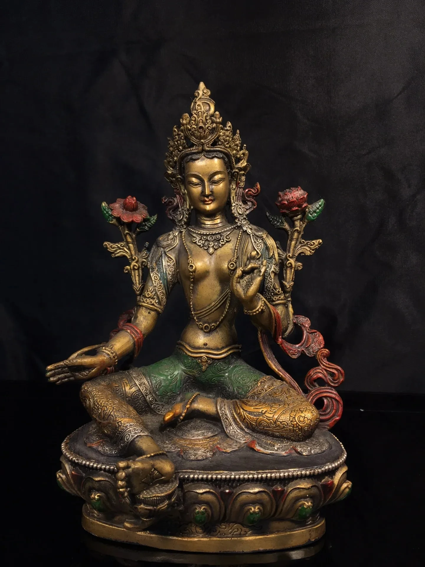 

Ancient China's refined pure copper painted green Tara Buddha with exquisite craftsmanship and thick coating