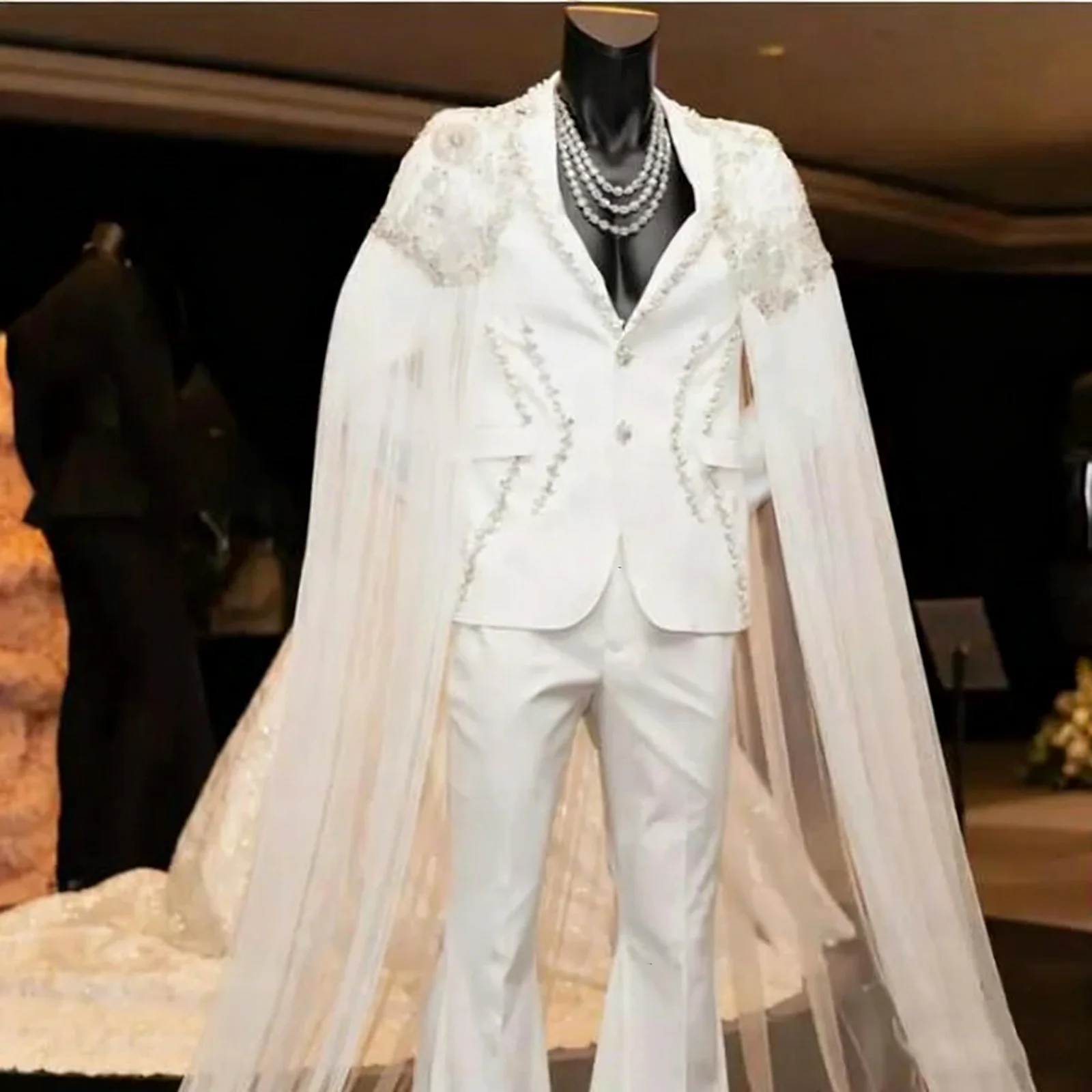 Luxury Beaded Tulle Cape Men Wedding Tuxedo Suits 2 Pieces Customized Tailored Groom Suits Prom Party Suits Male Clothing