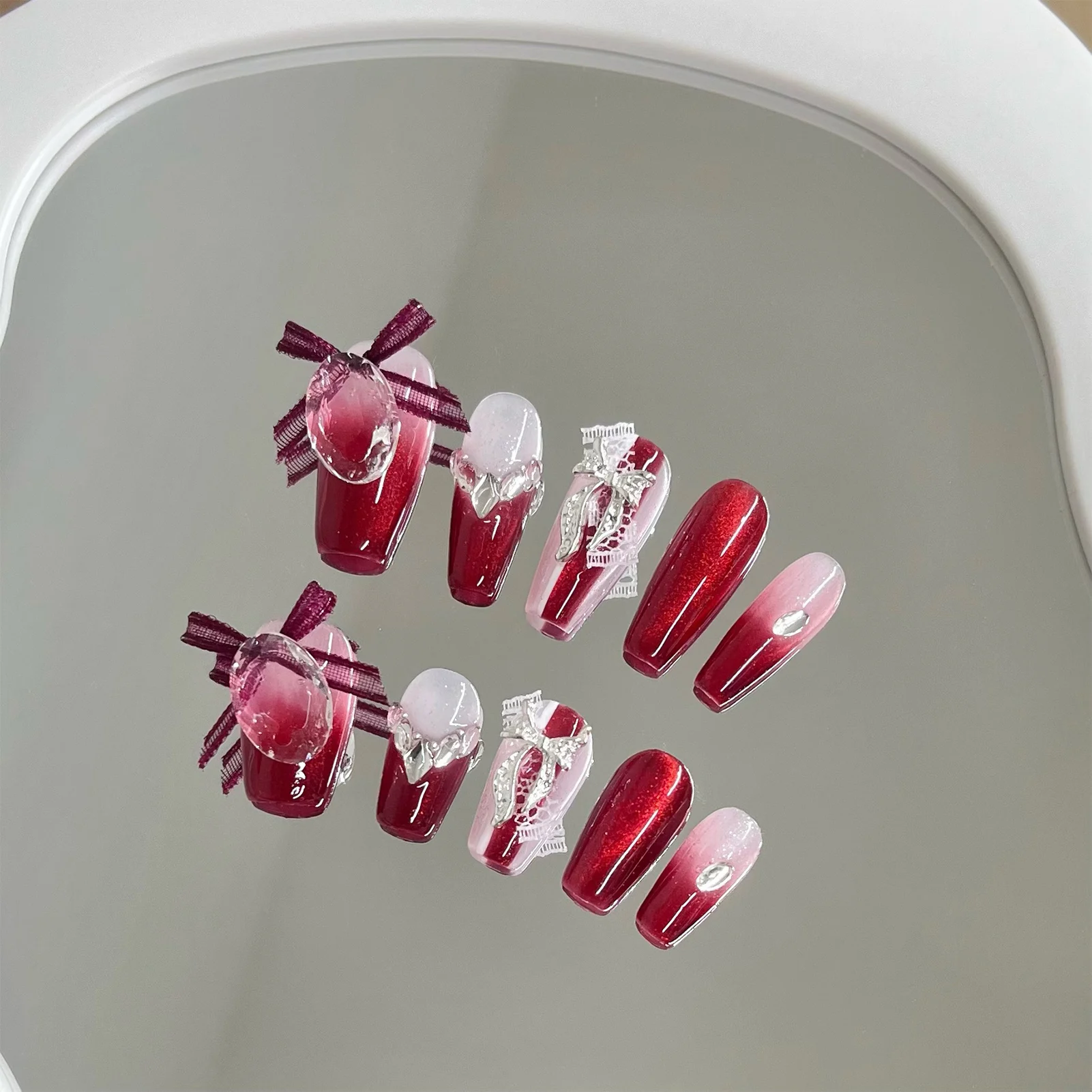 Handgemaakte Rode Valse Nagels Met Decor Natuurlijke Onbreekbare Nagel Eenvoudige Slijtage Voor Vrouwen En Meisje Nagelsalon